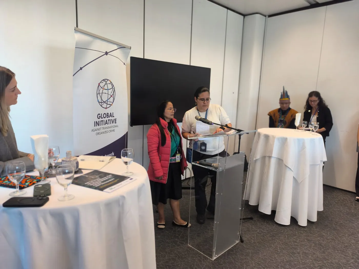 Intervención con interpretación en el evento paralelo.