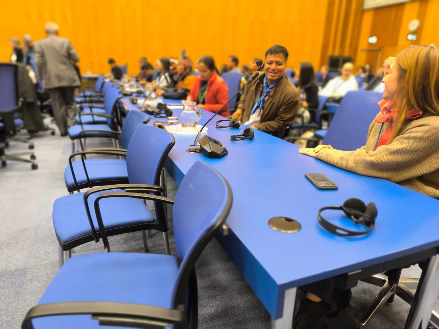 Delegaciones indígenas en la sala de sesiones.