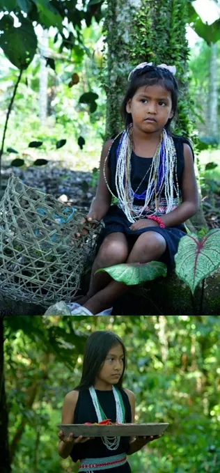 Franja vertical de dos fotos: una niña con collares sentada junto a un canasto y una niña con una batea en la selva.
