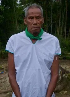 Retrato de un mayor con cusma blanca y pañuelo verde en la selva (línea de tiempo).