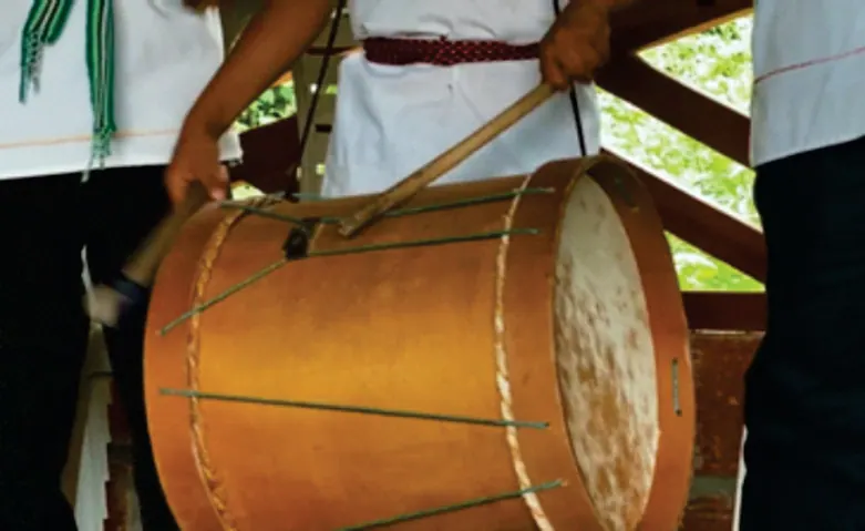 Primer plano de manos tocando un bombo tradicional (música).
