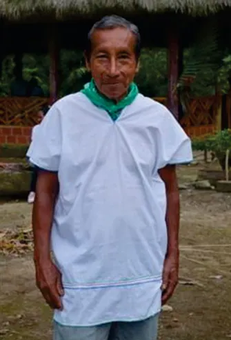 Retrato del mayor Miguel Angel Ramos con cusma blanca y pañuelo verde (Adultos mayores).