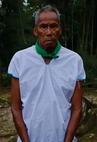 Retrato del mayor Angel Jamioy Muchachasoy con cusma blanca y pañuelo verde (Adultos mayores).