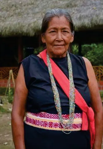 Retrato de la mayora Orfilia Buesaquillo Descanse con blusa negra, chumbe y banda roja (Adultos mayores).