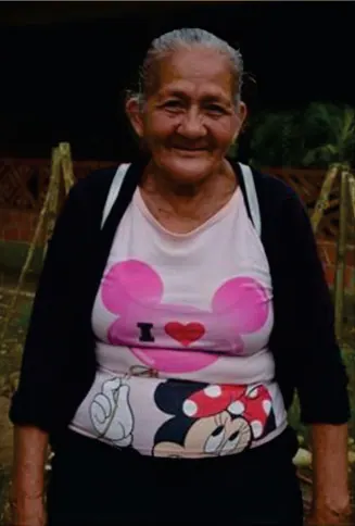 Retrato de la mayora Elvira Ortega con camiseta estampada (Adultos mayores).