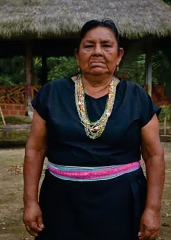 Retrato de la mayora Dilia Jojoa Jojoa con blusa negra, collares y chumbe rosado (Adultos mayores).