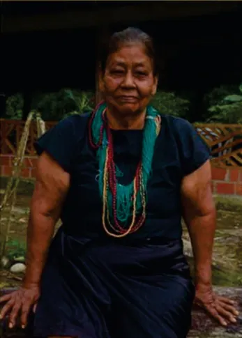 Retrato de la mayora Ines Jamioy Muchachasoy con blusa negra y collares (Adultos mayores).
