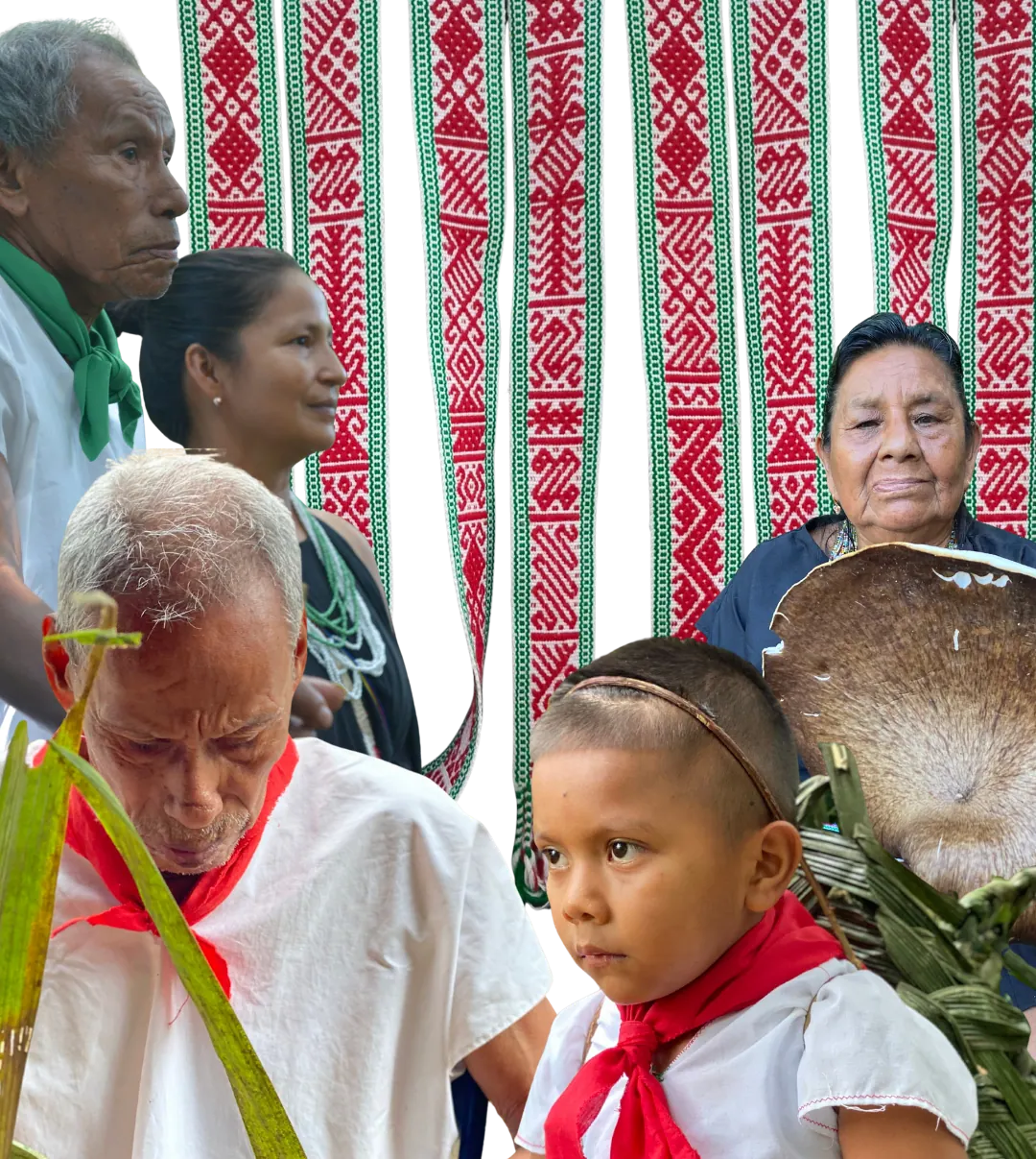 Mayor con camisa blanca y pañuelo rojo, niño con pañuelo rojo, mujeres y una mayor frente a chumbes colgados, durante una ceremonia (contraportada).
