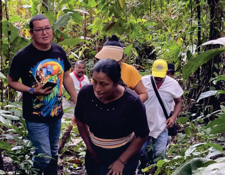Personas de la comunidad caminando en el monte durante un recorrido territorial.