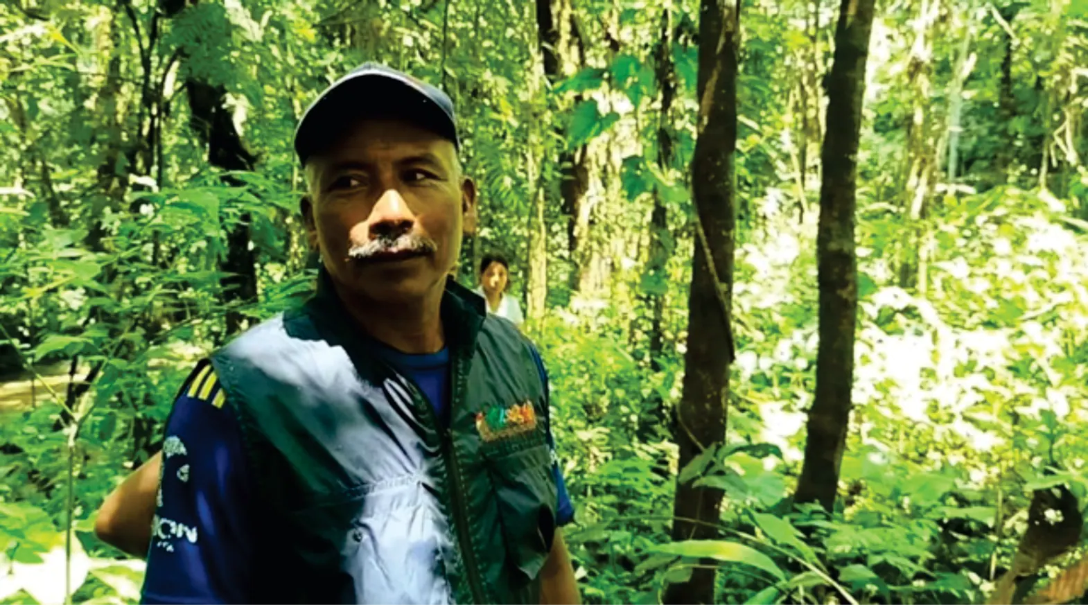Hombre con gorra en la selva.