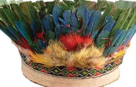 Corona de plumas de colores con banda tejida.
