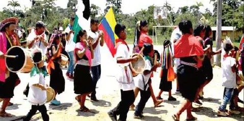 Desfile del Wata Kusikui Puncha: personas con traje propio, tambores y banderas.