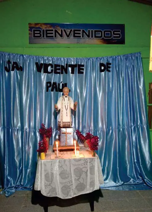 Altar de la fiesta patronal con la imagen de San Vicente de Paúl y el letrero «Bienvenidos».