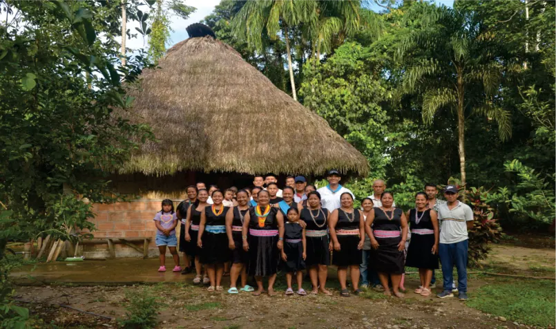 Foto grupal frente al tambo de techo de paja (variante de la foto de p2).