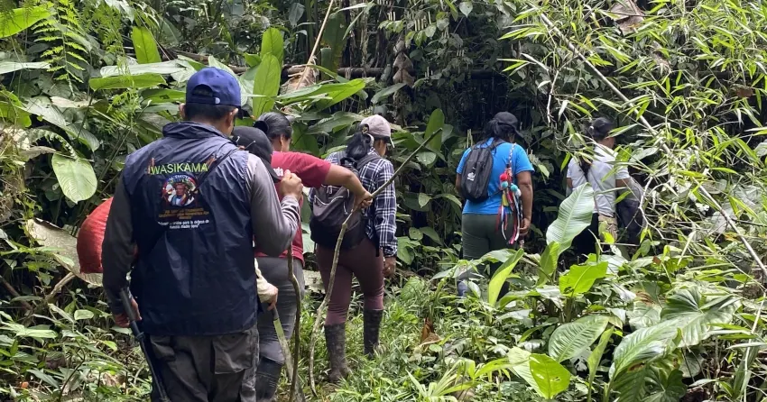 Grupo caminando por el monte (registro fotográfico).