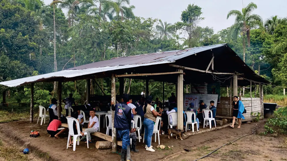 Caseta comunal con personas reunidas (registro fotográfico).