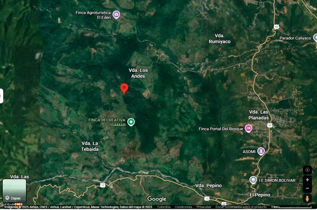 Imagen satelital de la zona con nombres de veredas y fincas y un punto rojo de ubicación.