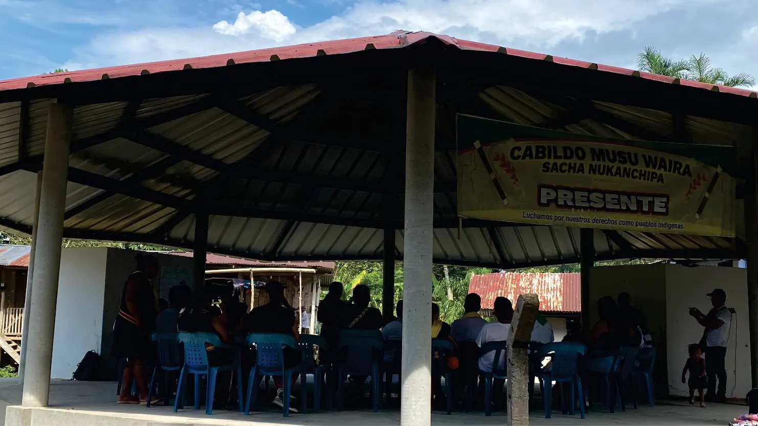 Kiosco del cabildo con aviso «Cabildo Musu Waira … Presente» y personas reunidas adentro.