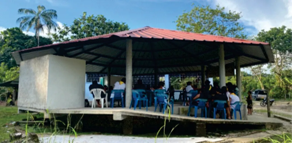 Kiosco comunitario con personas reunidas en su interior.