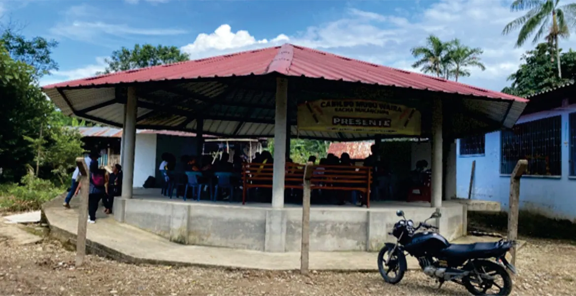 Kiosco comunitario con una motocicleta al frente.
