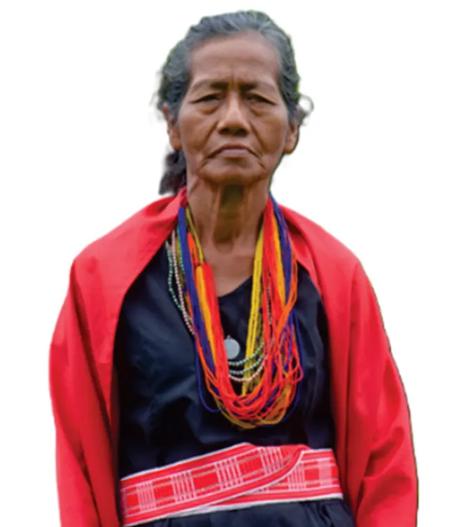 Retrato de una mayora con capa roja, collares de chaquira y faja tejida.