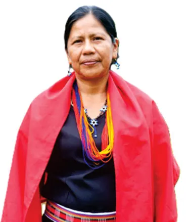 Retrato de una mujer con capa roja y collares de chaquira.