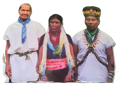 Tres mayores con traje tradicional, collares y corona, sobre fondo blanco.