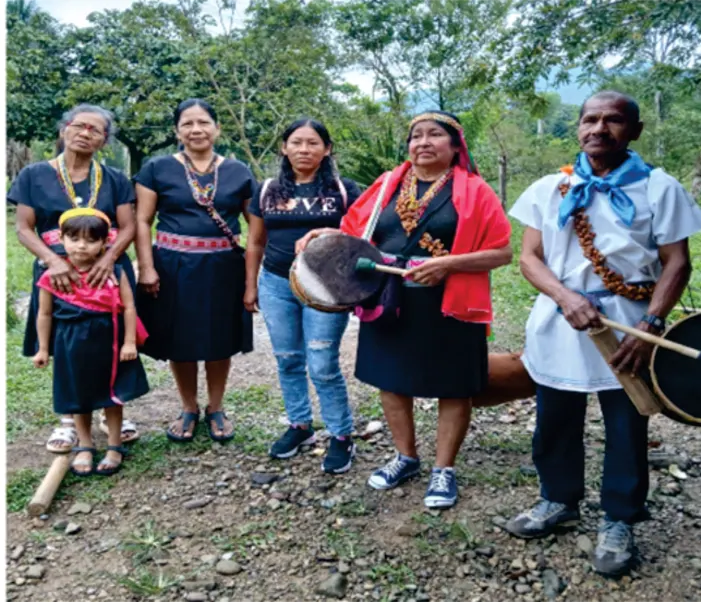 Grupo de personas con traje tradicional y tambores.