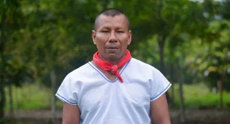 Retrato de un hombre con pañoleta roja.